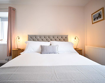 Tigh Beag Na Mara self catering contains a King Size Double Bed Sea View En Suite with WIFI Internet access