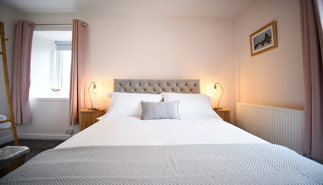 Tigh Beag Na Mara self catering contains a King Size Double Bed Sea View En Suite with WIFI Internet access