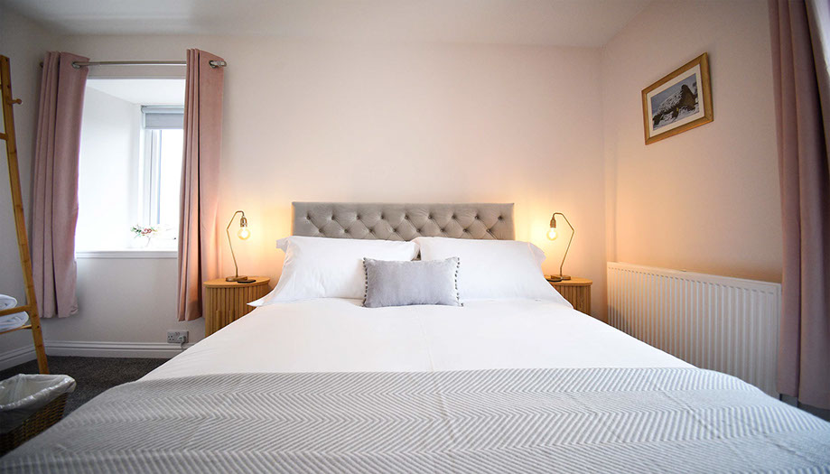 Tigh Beag Na Mara self catering contains a King Size Double Bed Sea View En Suite with WIFI Internet access