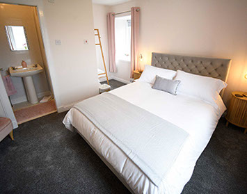 Tigh Beag Na Mara King Size Double Bed with En Suite Bathroom and WIFI Internet access