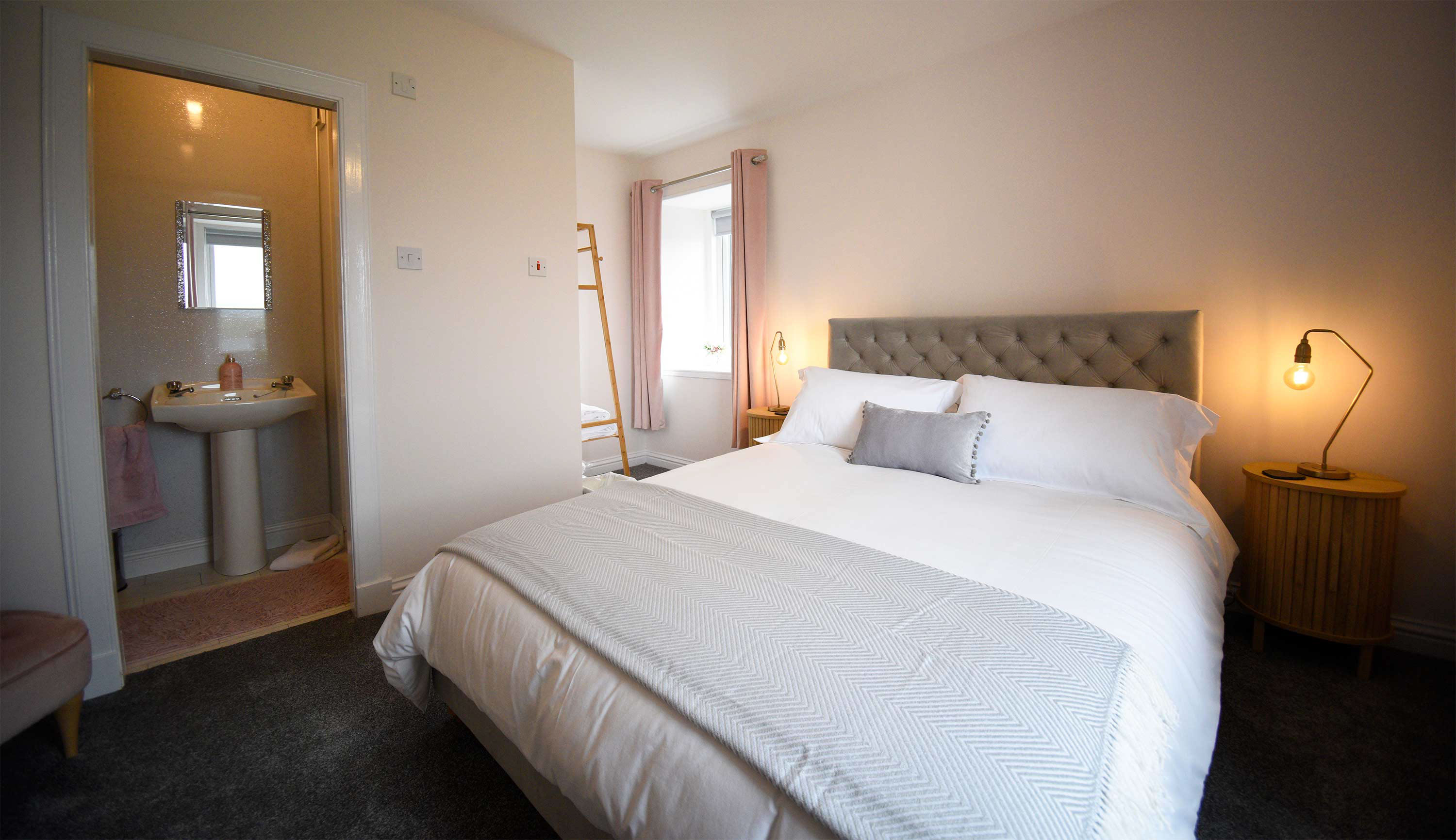 King Size Double Bedroom En Suite at Tigh Beag Na Mara Self Catering Accommodation near Dunvegan