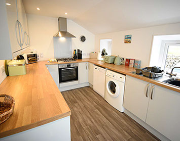 Tigh Beag Na Mara contains a modern fully fitted kitchen with oven microwave washing machine and all crockery provided