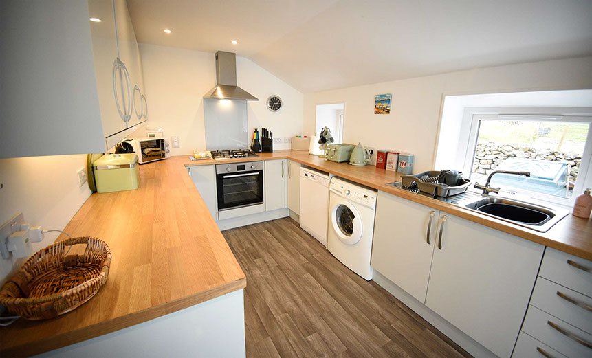 Tigh Beag Na Mara contains a modern fully fitted kitchen with oven microwave washing machine and all crockery provided